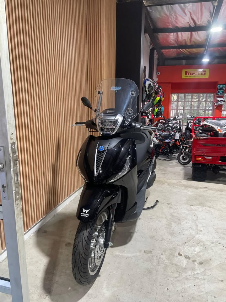 2024 Piaggio Beverly 400 HPE - Image 2