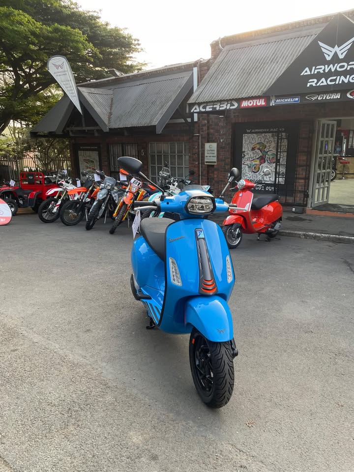 2025 Vespa Primavera 150 Sprint S - Image 2