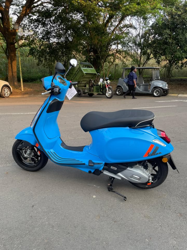 2025 Vespa Primavera 150 Sprint S - Image 3